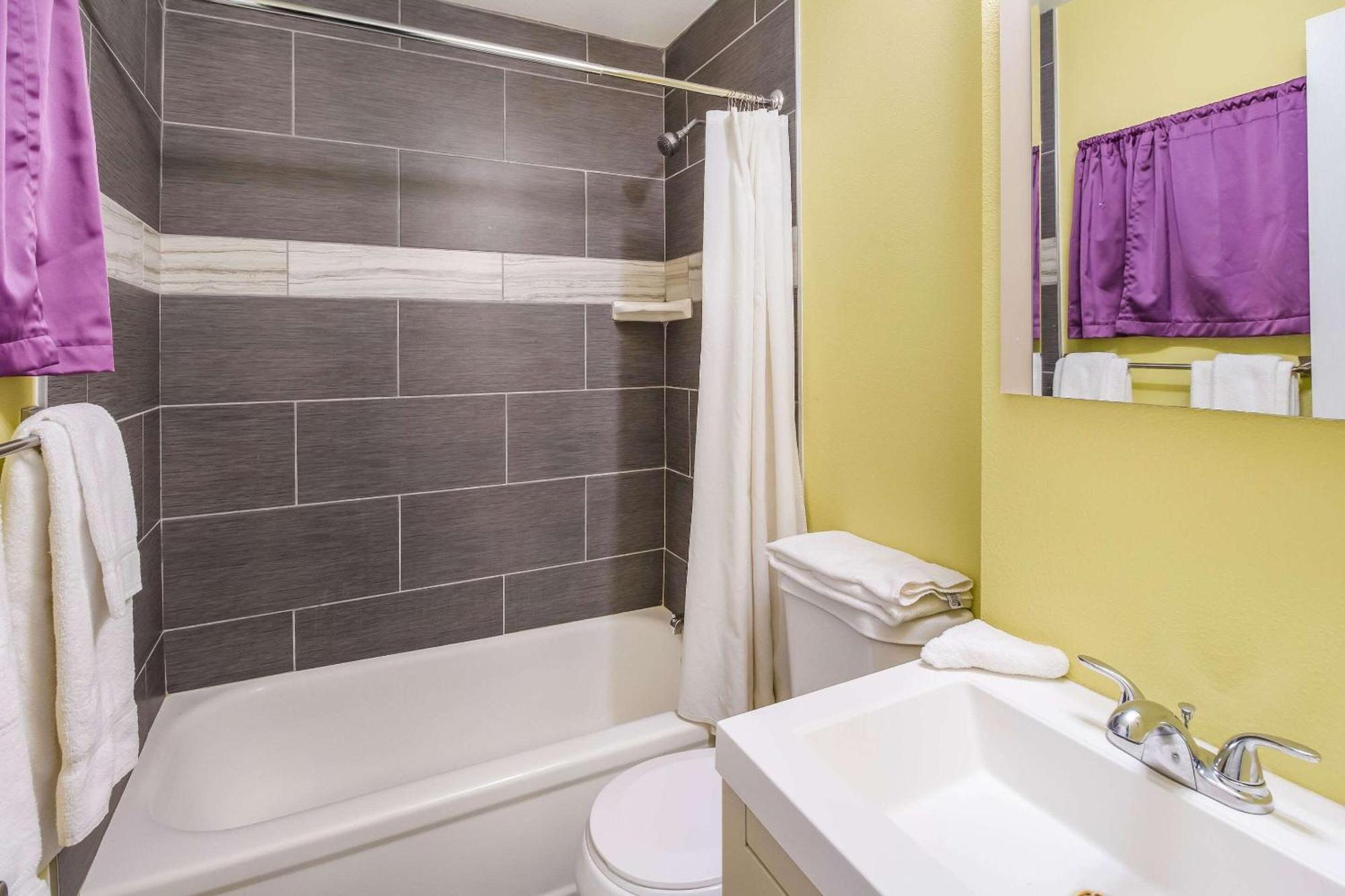 Rodeway Inn Каспър Екстериор снимка