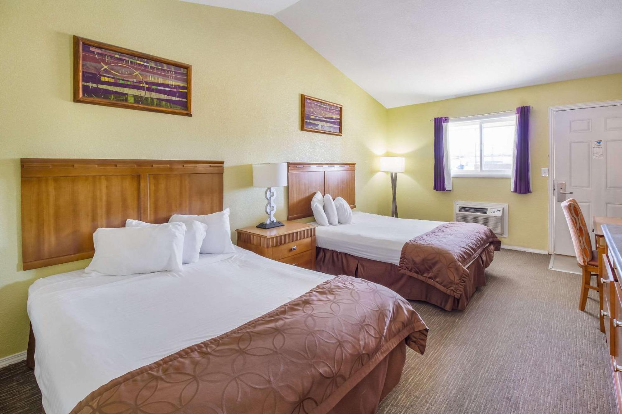 Rodeway Inn Каспър Екстериор снимка