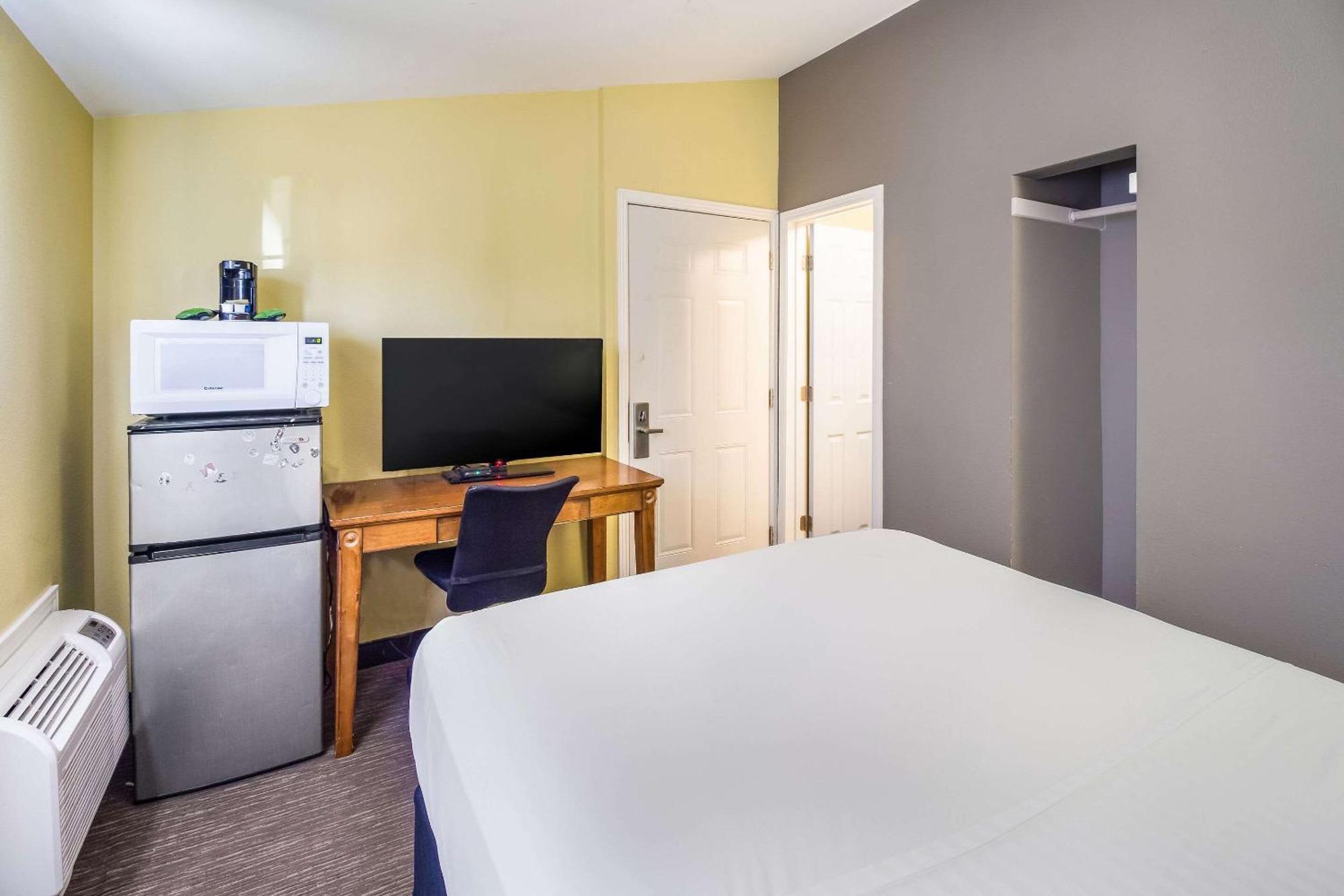 Rodeway Inn Каспър Екстериор снимка